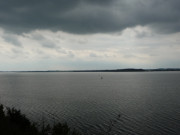 Dunkle Wolken ber Usedom: Peenestrom und Achterwasser am Mwenort.