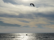 Ohnehin nass: Kiter auf dem Stettiner Haff bei Kamminke.