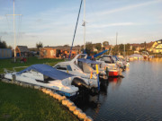 Den Sonnenuntergang genießen: Bootshaus am Hafen von Loddin.