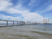 Eine neue Seebrücke entsteht vor Usedom: Montageprahm in der Ostsee.