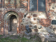 Romanischer Bogen: Nebeneingang der Lieper Kirche.