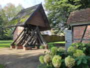 Liepe auf Usedom: Eingang der Lieper Kirche und Glockenstuhl.