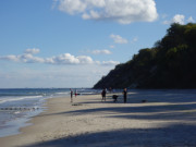 Im Schatten der Steilkste: Ostseestrand am Langen Berg.