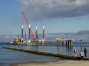 Sonntagsruhe am Ostseestrand: Bau der neuen Koserower Seebrcke.