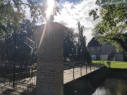 Brcke ber den Schlossgraben: Wasserschloss auf Usedom.