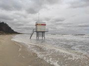 Einsam im Meer: Turm der Rettungsschwimmer von Zempin.