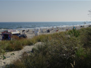 Strandkörbe und Imbissbuden werden langsam vom Strand entfernt.