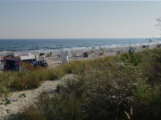 Strandkrbe und Imbissbuden werden langsam vom Strand entfernt.