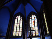 Sankt Marien zu Usedom: Altar und Kirchenfenster.