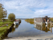 Hafen von Warthe am Achterwasser: Hausboot im Schilf.