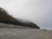 Streckelsberg: Nebel "ergiet" sich ber die Steilkste.