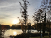 Teil der Strandpromenade des Seebades Loddin: Steg im Klpinsee.