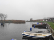 Nebel und feiner Nieselregen: Novembertag am Achterwasser.