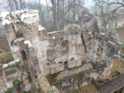 Blick vom Turm in das Hauptgebuse der Veste Landskron.