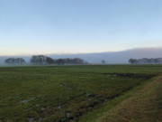 "Weichzeichner": Die Sonne geht unter und Nebel hllt die Landschaft ein.