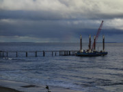 Arbeitsplattform unter Wolken: Bau der neuen Seebrcke von Koserow.