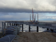 Materiallager am Ostseestrand: Brstungselemente der neuen Koserower Seebrcke.