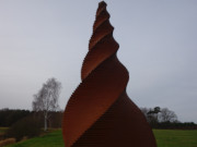Schneckenturm im Skulpturenpark: Begehbarer Hohlraum aus Stahl.