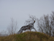 Skulpturenpark Katzow: "Hirsch" aus Bewehrungsstahl und Feldsteinen.