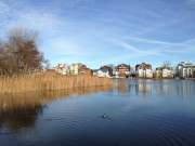 Blick ber den Schloonsee: Hotels und Ferienhuser an der Bansiner Strandpromenade.