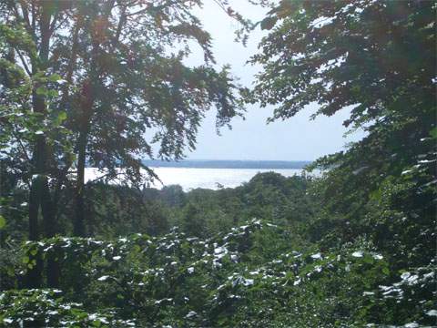 Beeindruckende Aussicht ber Achterwasser und Ostsee: Der Streckelsberg bei Koserow.