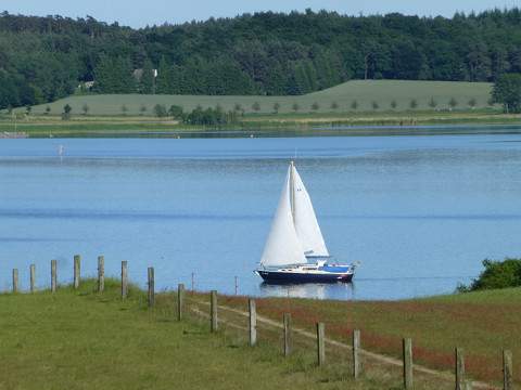 Zwischen den Seebdern Loddin und ckeritz: Segelboot auf dem Achterwasser.