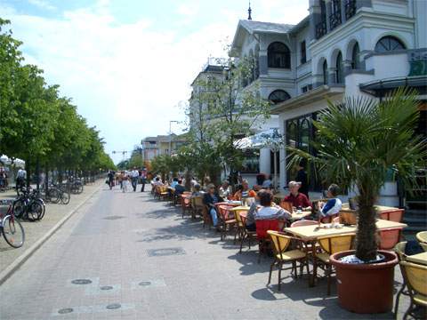 Kaiserbder auf Usedom: Die Strandpromenade des Ostseebades Ahlbeck belebt sich.