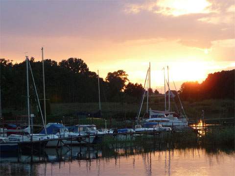 Sonnenuntergang ber der Lassaner Bucht auf dem Festland nahe Usedom.