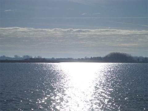 Lichtreflexe auf dem bergang zwischen Peenestrom und Greifswalder Bodden.