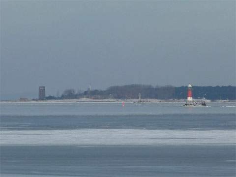 Insel Ruden und Leuchtturm im Winter: Der Greifswalder Bodden ist gefroren.