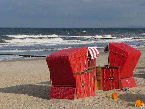 Die Sommersaison geht langsam zuende: Strandkrbe am Ostseestrand von Klpinsee.