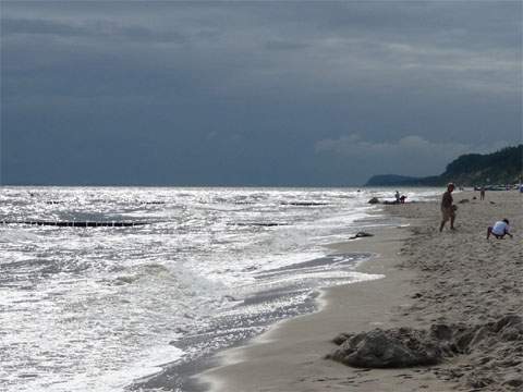 Frhherbst am Bernsteinbad ckeritz: Lichtreflexe am Ostseestrand.