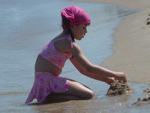 Ostsee-Urlaub mit der Familie: Spielendes Kind auf dem Ostseestrand.