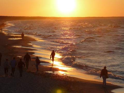 Wanderung am Ostseestrand: Sonnenuntergang im Ostseebad Zinnowitz.