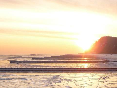 Geschlossene Eisdecke: Die gefrorene Ostsee nahe des Usedomer Bernsteinbades Koserow.