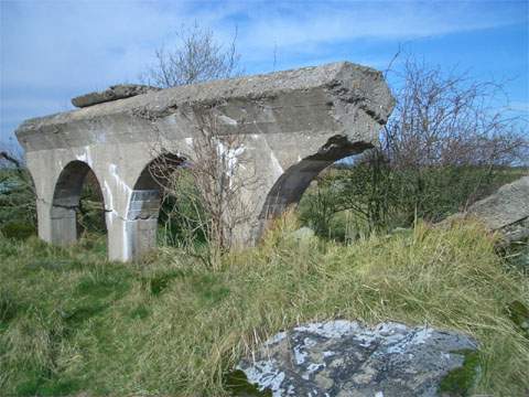 "Viadukt": Reste der gesprengten Gefahrgutbunker in den Peenewiesen.