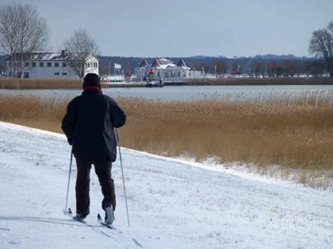 Wintersport auf Usedom: Skifahrer am Peenestrom bei Karlshagen.