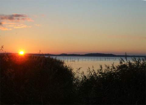 Romantisch: Sonnenuntergang ber dem Peenestrom bei Warthe auf dem Lieper Winkel.