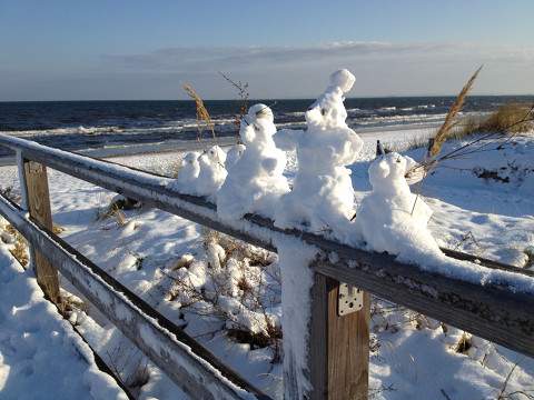 Winzige Schneemnner auf der Seebrcke: Ostseebad Bansin im Winter.