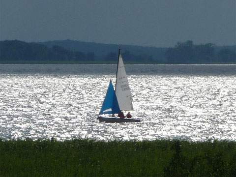 Wassersportparadies Achterwasser: Segelboot zwischen den Bernsteinbdern ckeritz und Loddin.