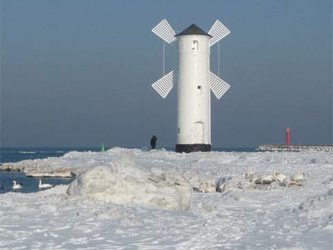 Auch (und vor allem) im Winter ist die Ostseekste ein Erlebnis: Die Molen des Swinemnder Hafens.