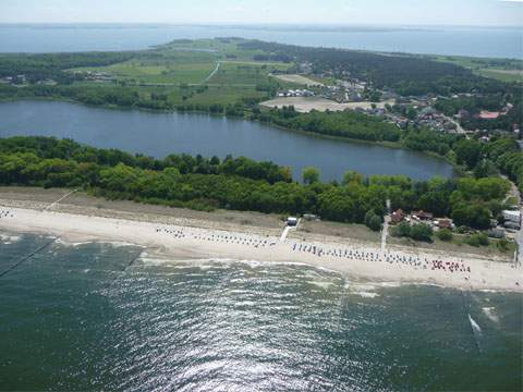 Inselmitte Usedoms: Das Bernsteinbad Loddin und der Kölpinsee.