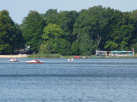 Sandstrand, Bootsverleih und blaues, klares Wasser: Der Wolgastsee nahe Korswandt auf Usedom.