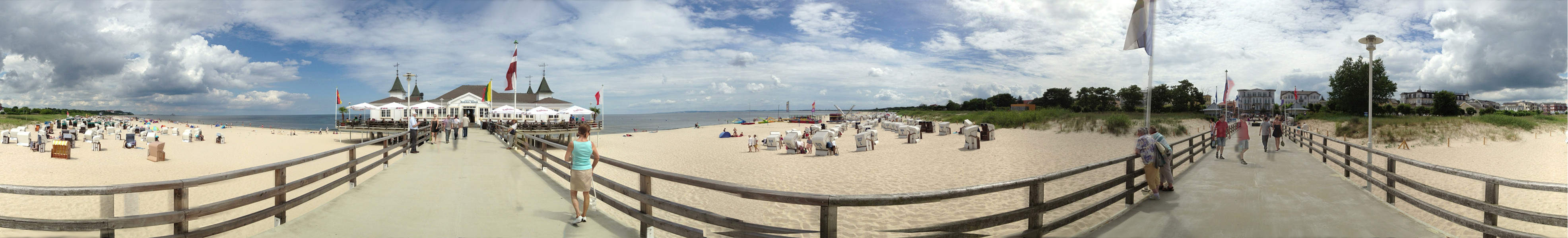 Strandpromenade, Sandstrand und Seebrcke des Ostseebades Ahlbeck.