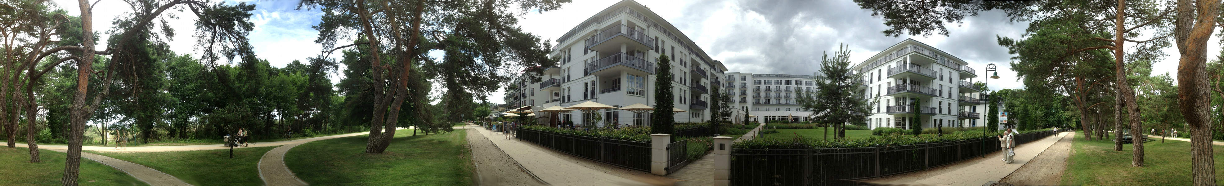 Strandpromenade des Ostseebades Heringsdorf: Kempinski-Hotel.