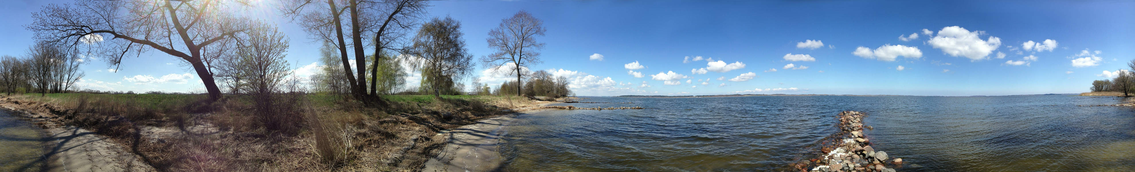 Hinter dem Deich: Kleiner Sandstrand auf dem Lieper Winkel.