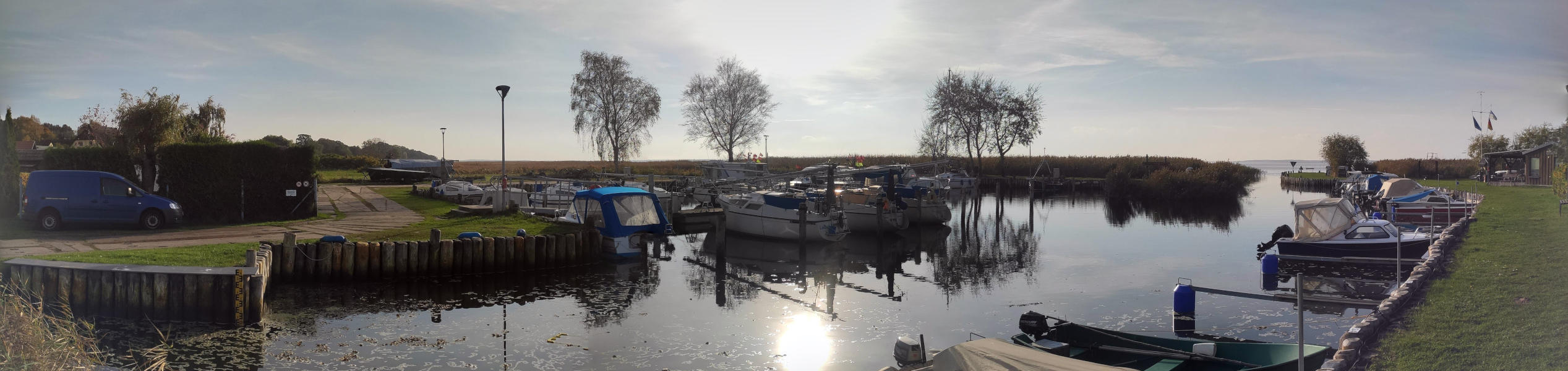 Letzte Boote: Der Achterwasserhafen des Seebades Loddin im Herbst.