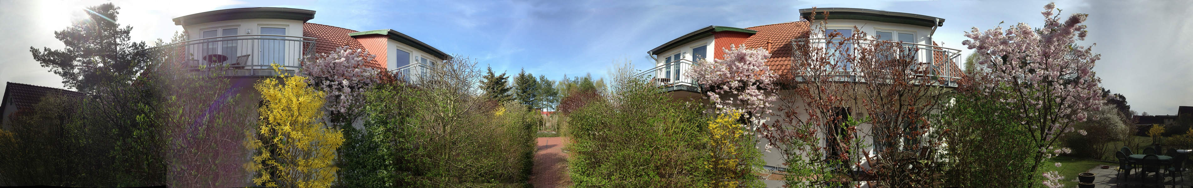 Eingehüllt in frisches Laub und Blüten: Steinbock-Ferienwohnungen.