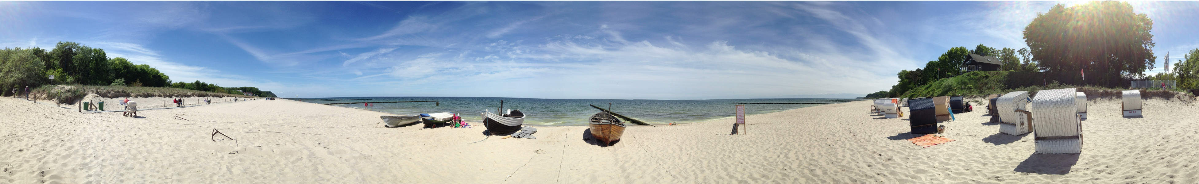 Wenige Badegste: Frhling auf dem Ostseestrand des Seebades Loddin.